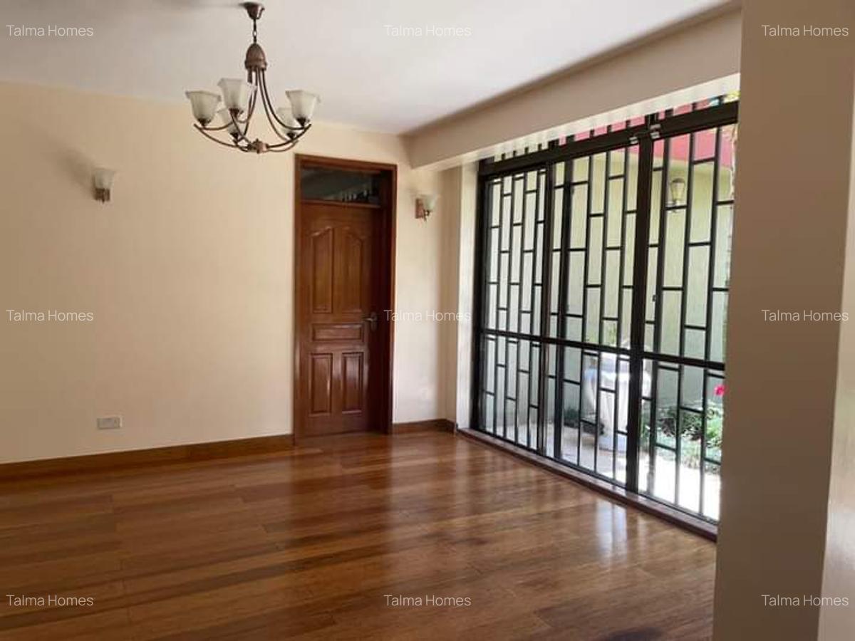 5 Bed Townhouse with En Suite at Lavington - 4
