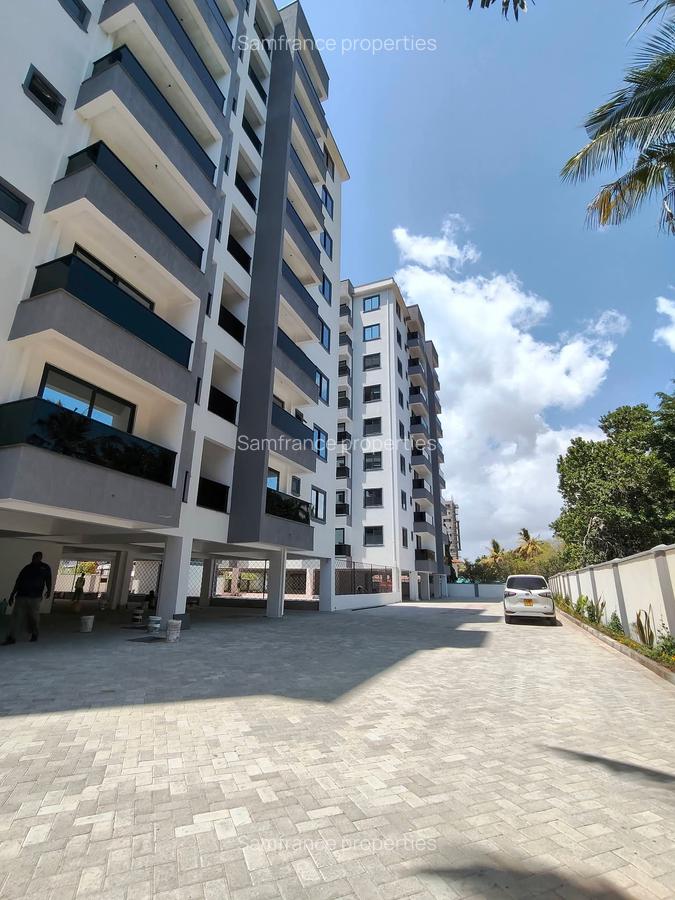 Serviced 3 Bed Apartment with En Suite at Moyne Drive - 1