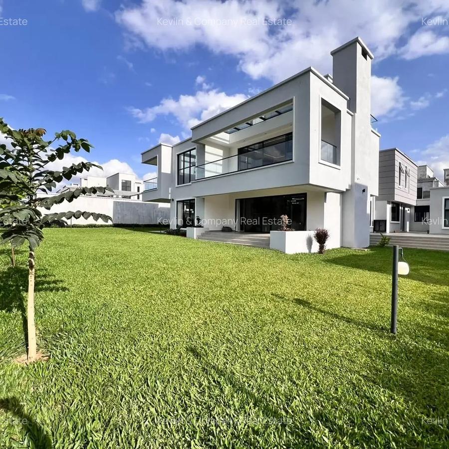5 Bed Villa with En Suite in Runda - 1