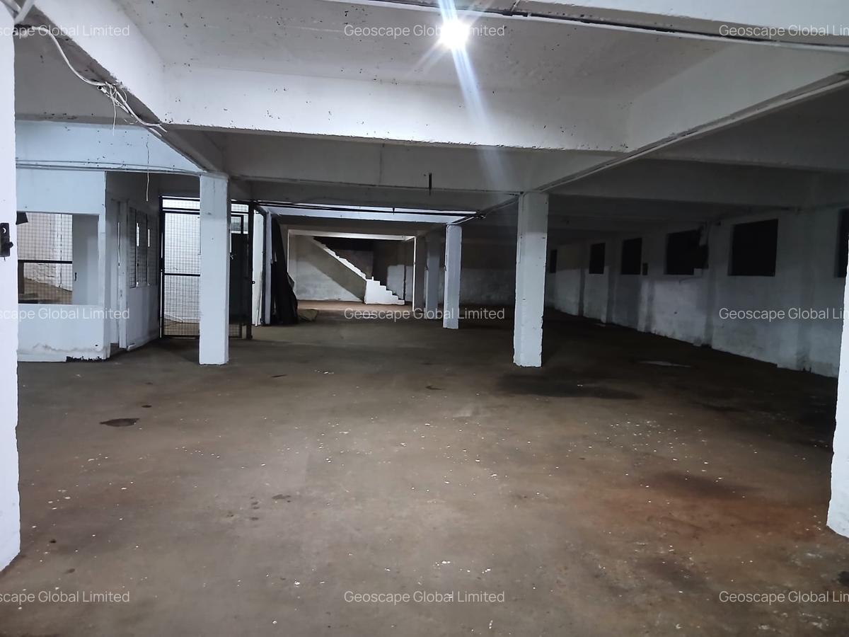 4,998 ft² Warehouse with Parking in Industrial Area - 2