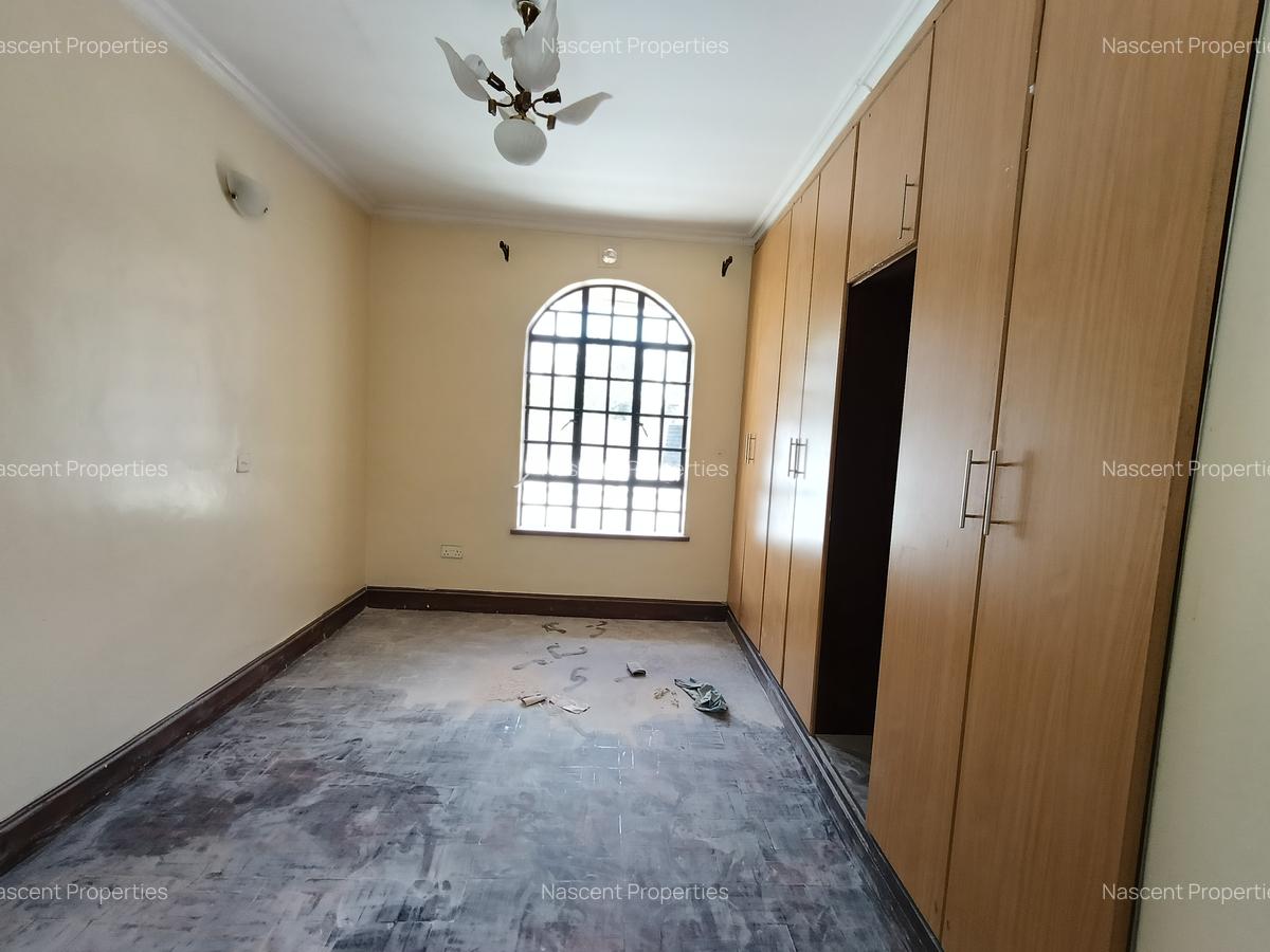4 Bed House with En Suite in Ridgeways - 11