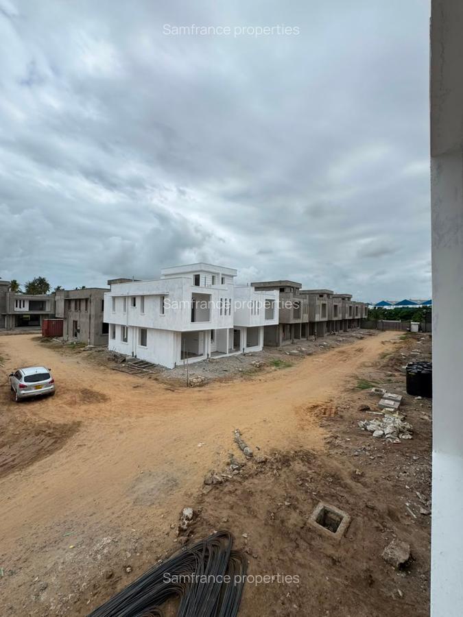 3 Bed Villa with Swimming Pool at Coca-Cola - 5
