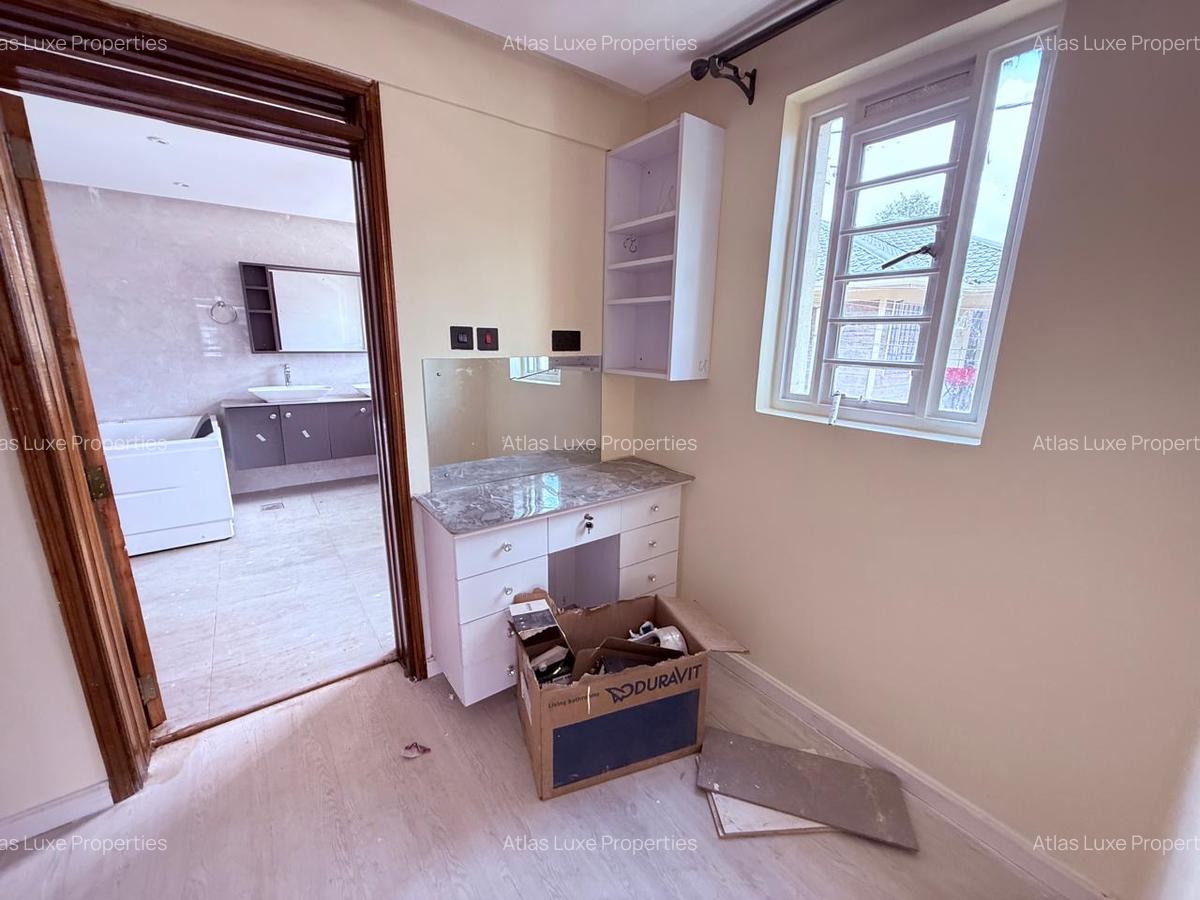5 Bed Townhouse with En Suite in Ridgeways - 9
