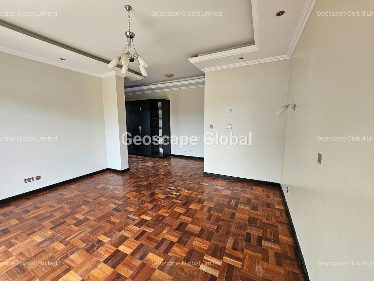 4 Bed House with En Suite in Rosslyn - 15