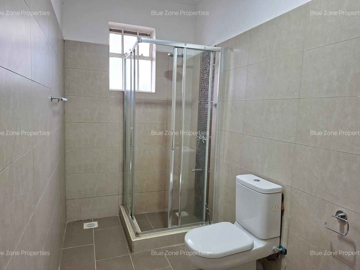 5 Bed House with En Suite at Close To Un - 17