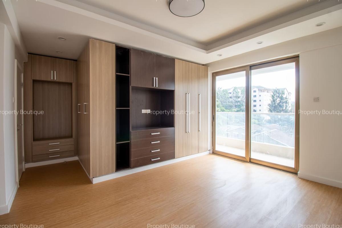 3 Bed Apartment with En Suite at Lavington - 15