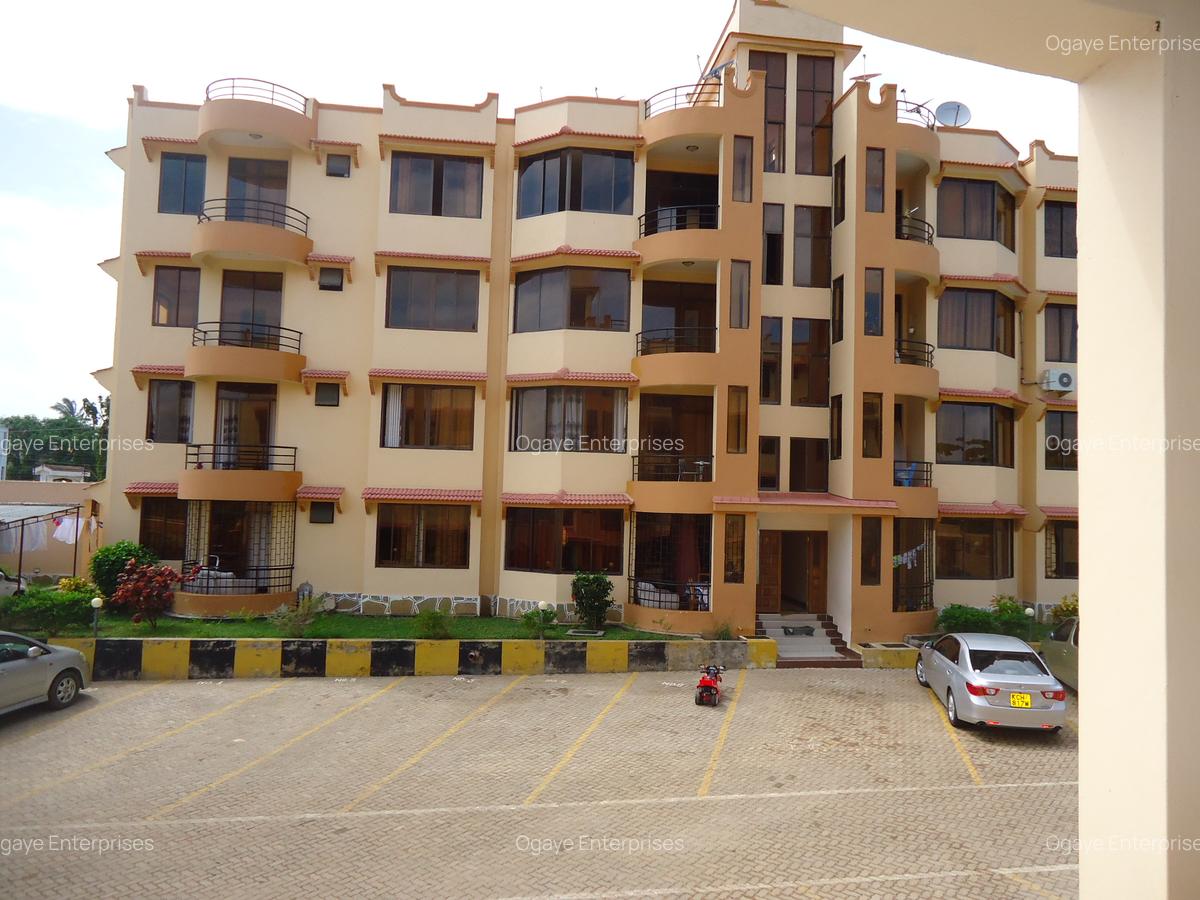 3 Bed Apartment with En Suite at Off Linksroad - 1