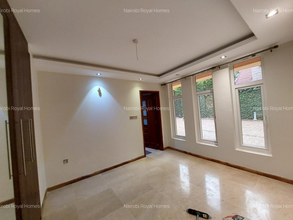 5 Bed Townhouse with En Suite at Lavington Convent Drive - 12
