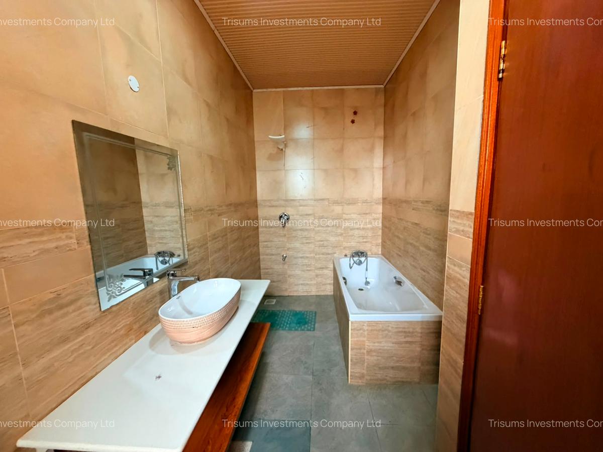5 Bed House with En Suite in Runda - 11
