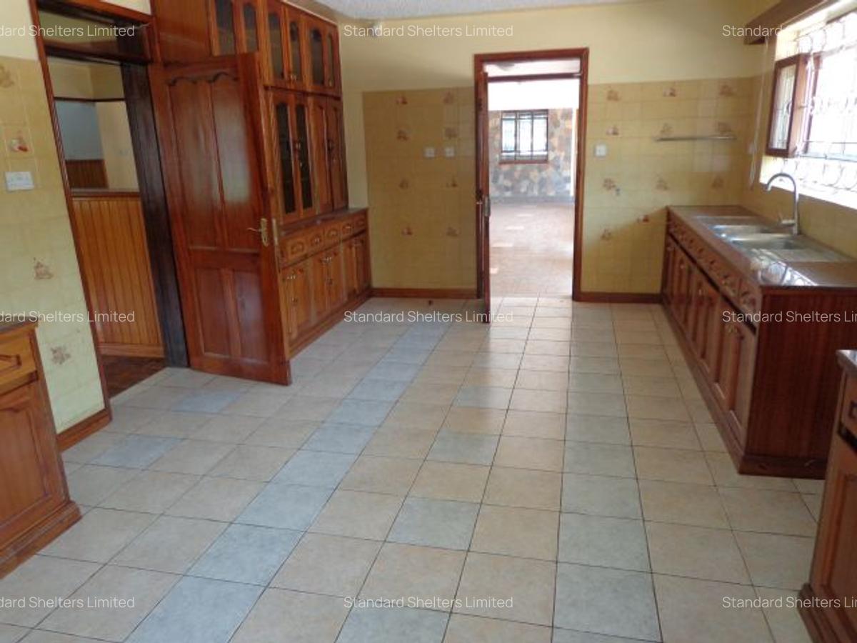 6 Bed House with En Suite in Nyari - 12