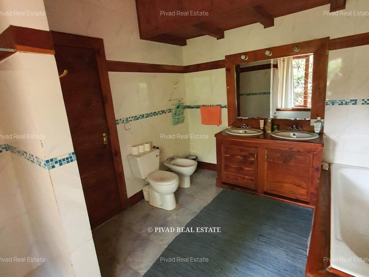 4 Bed House with Garden in Rosslyn - 7
