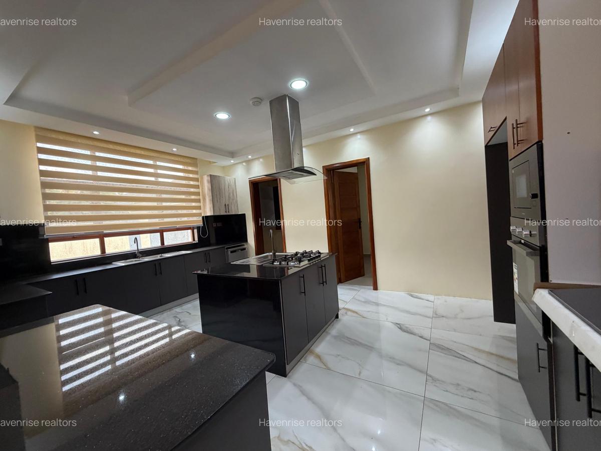 5 Bed House with En Suite at Rosslyn - 4