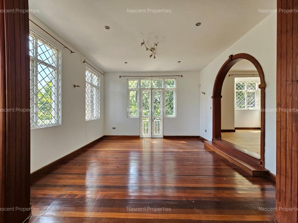 5 Bed House with En Suite in Rosslyn - 14