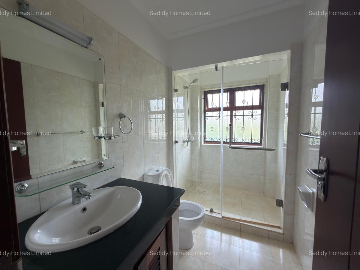 5 Bed Townhouse with En Suite in Runda - 17