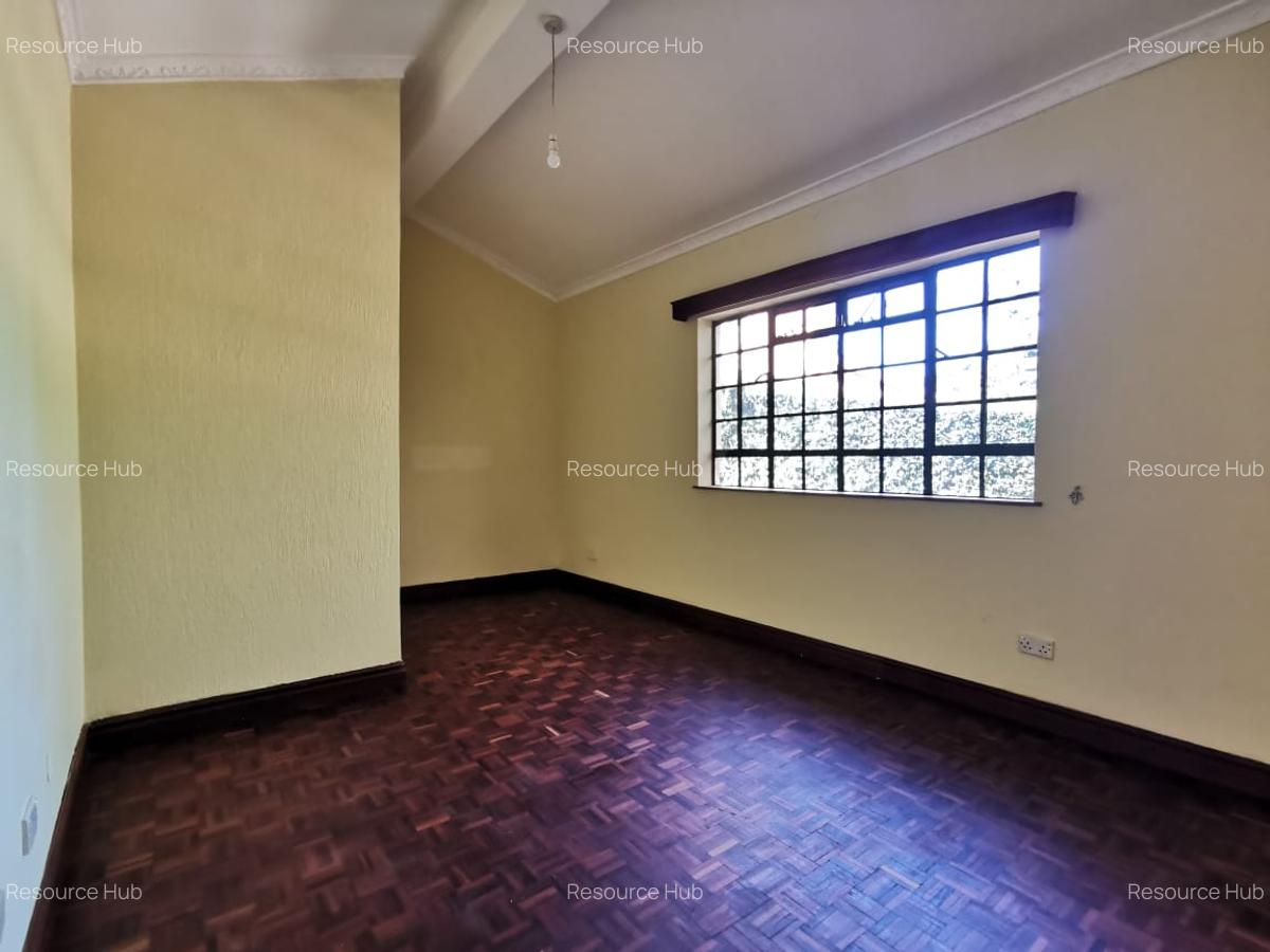 4 Bed House with En Suite at Mountain View - 15