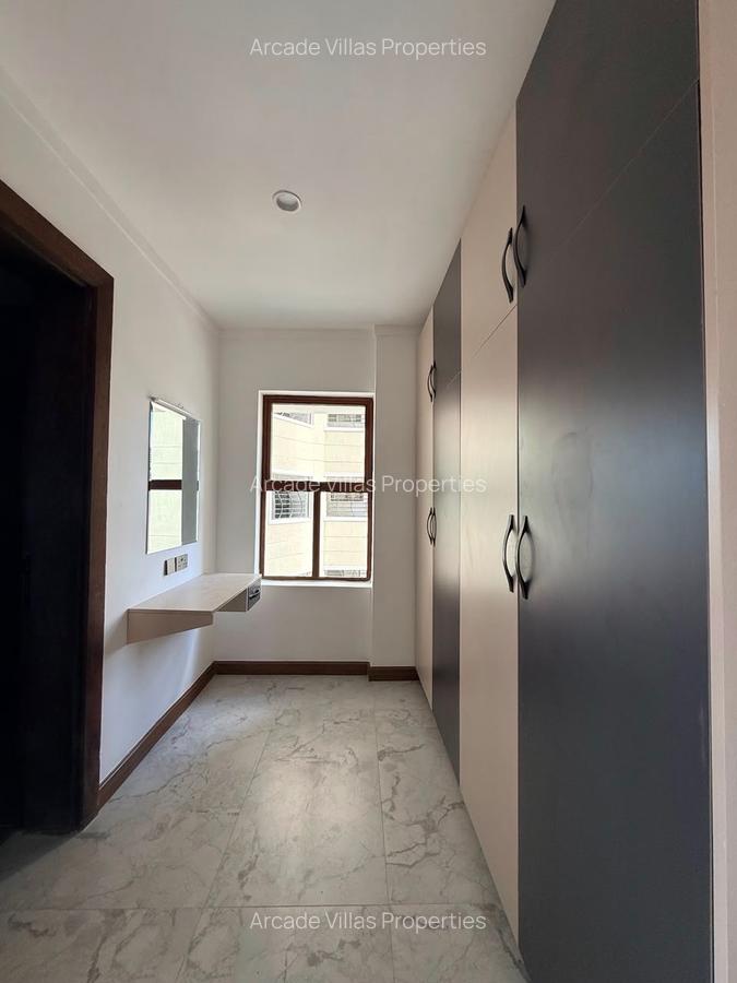 3 Bed Apartment with En Suite in Riverside - 6