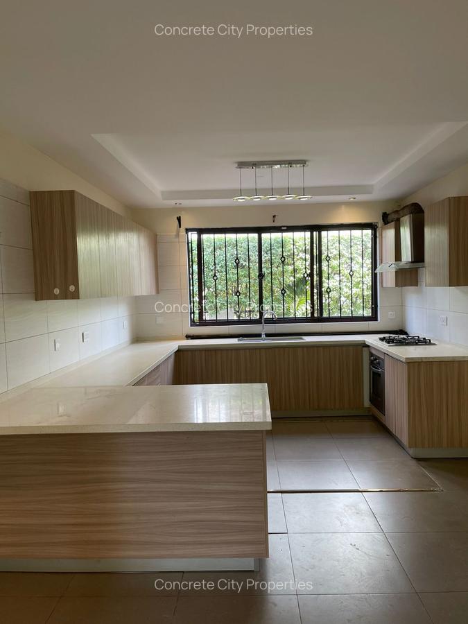 5 Bed Townhouse with Garden in Lavington - 3
