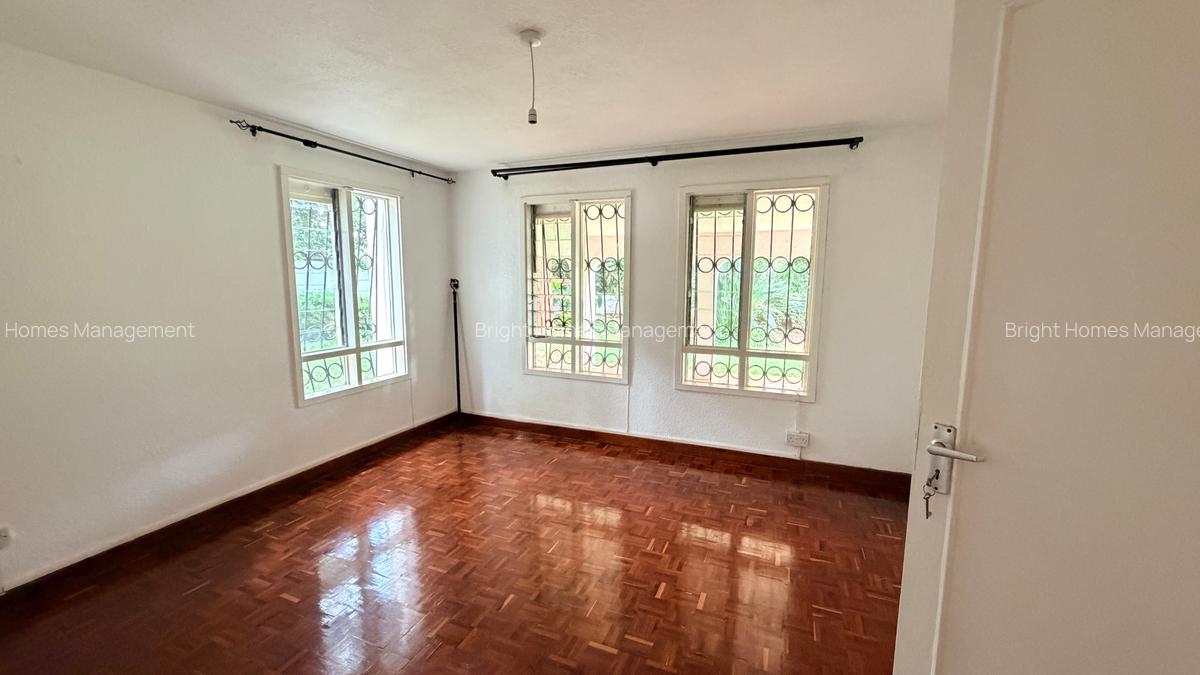 4 Bed Villa with En Suite in Hill View - 8