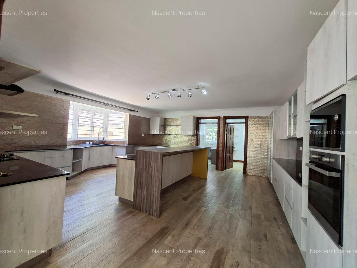 5 Bed House with En Suite in Rosslyn - 10
