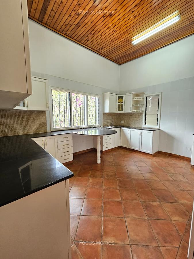 5 Bed Townhouse with Swimming Pool in Spring Valley - 16