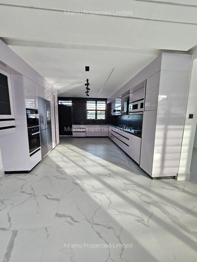 5 Bed House with Garden in Cianda - 8
