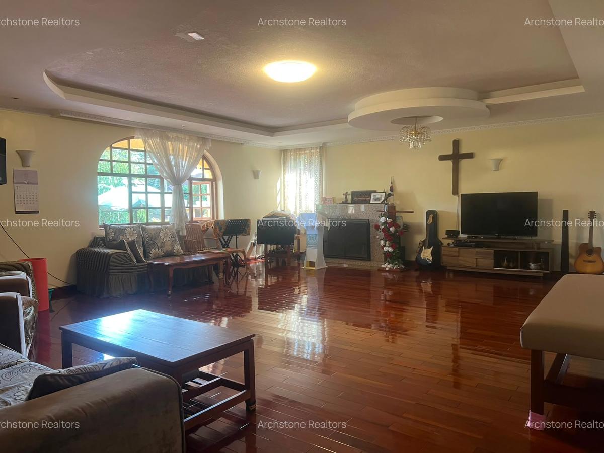 10 Bed House with En Suite in Runda - 3