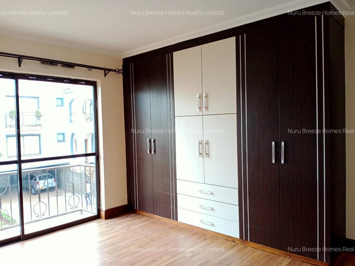 5 Bed Townhouse with En Suite in Brookside - 5