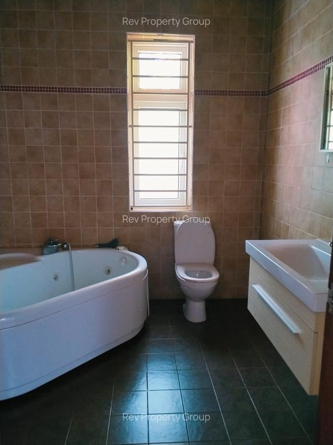 4 Bed Villa with En Suite in Rosslyn - 15