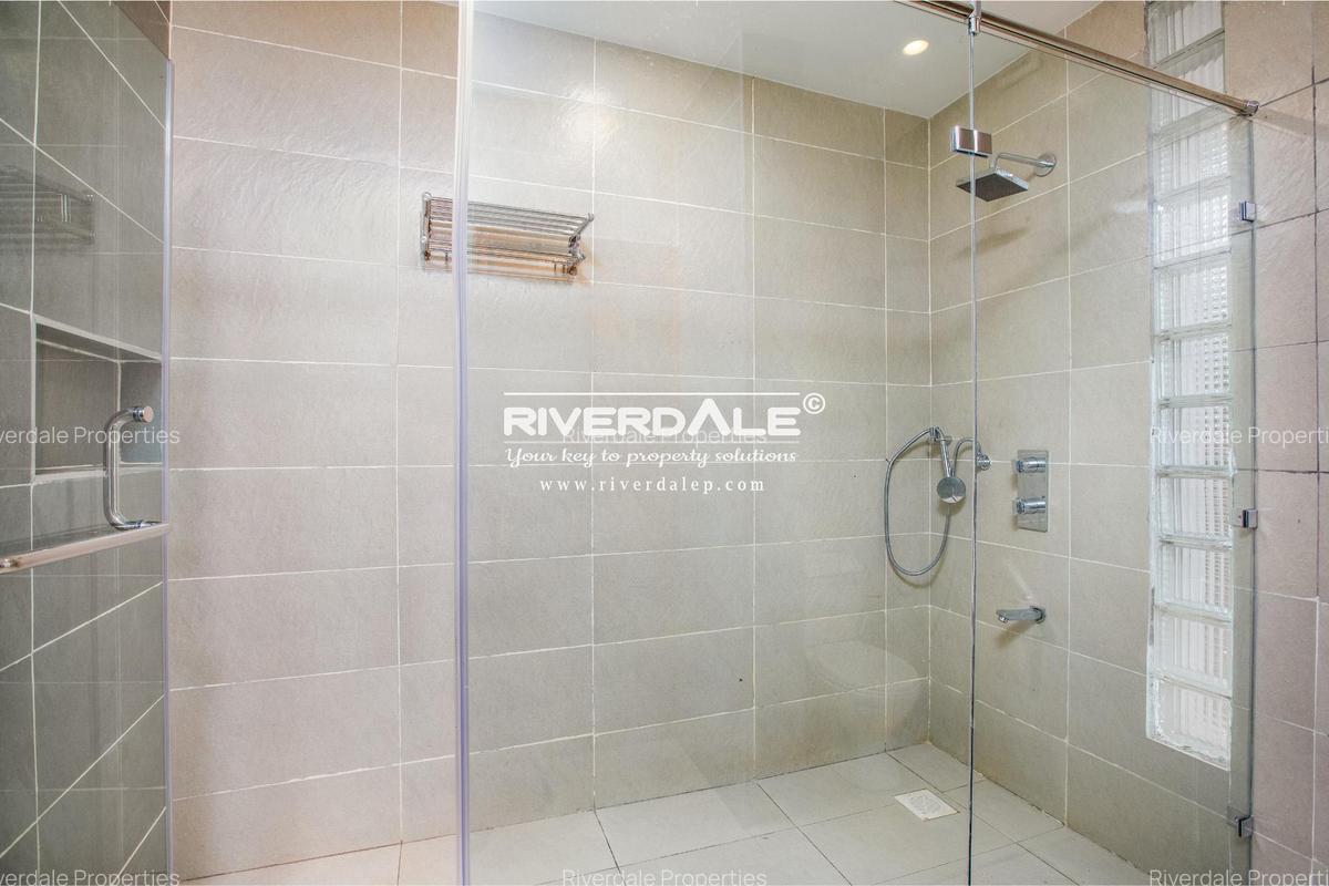 5 Bed House with En Suite in Runda - 9