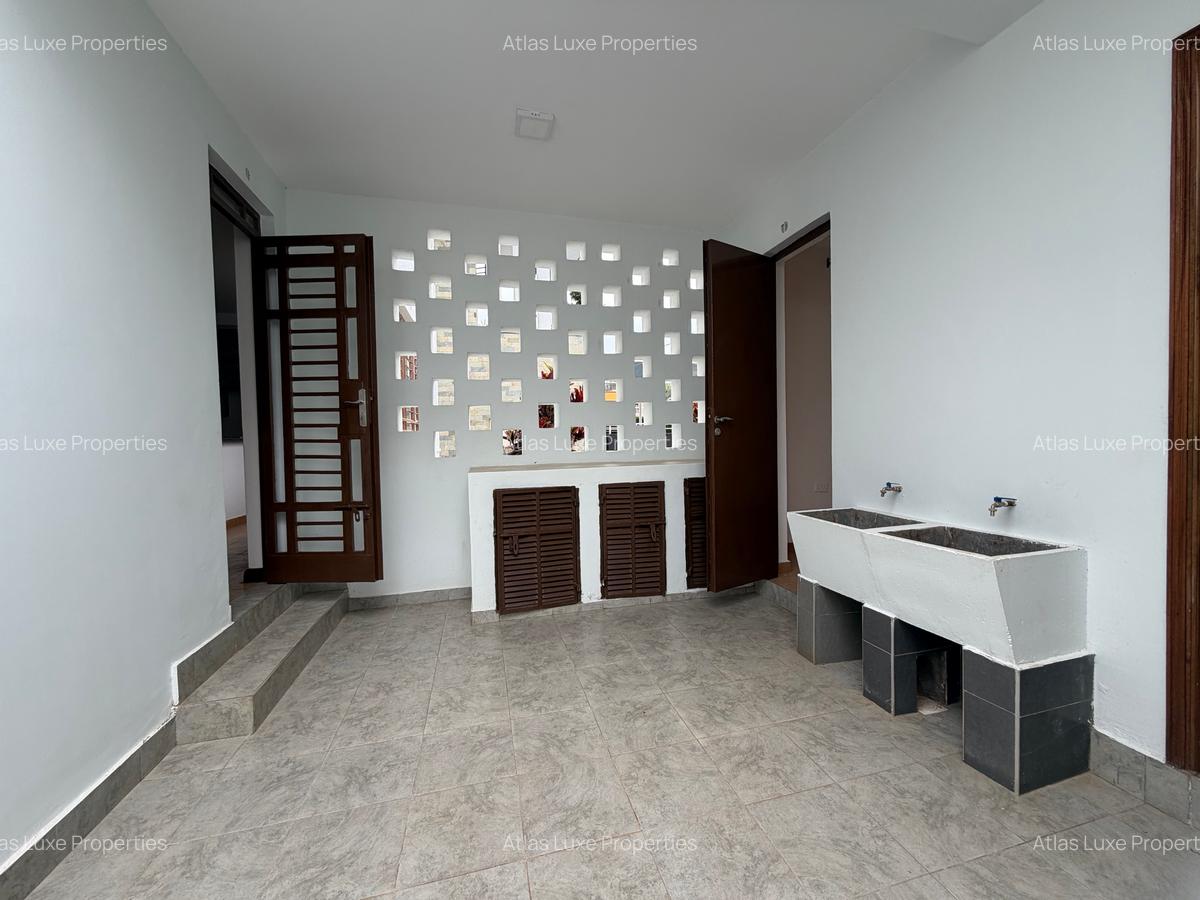 5 Bed House with En Suite at Mushroom Gardens - 5