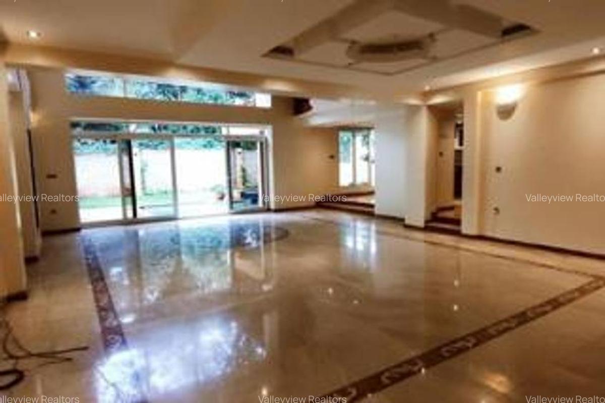 5 Bed Townhouse with En Suite at Lavington - 3