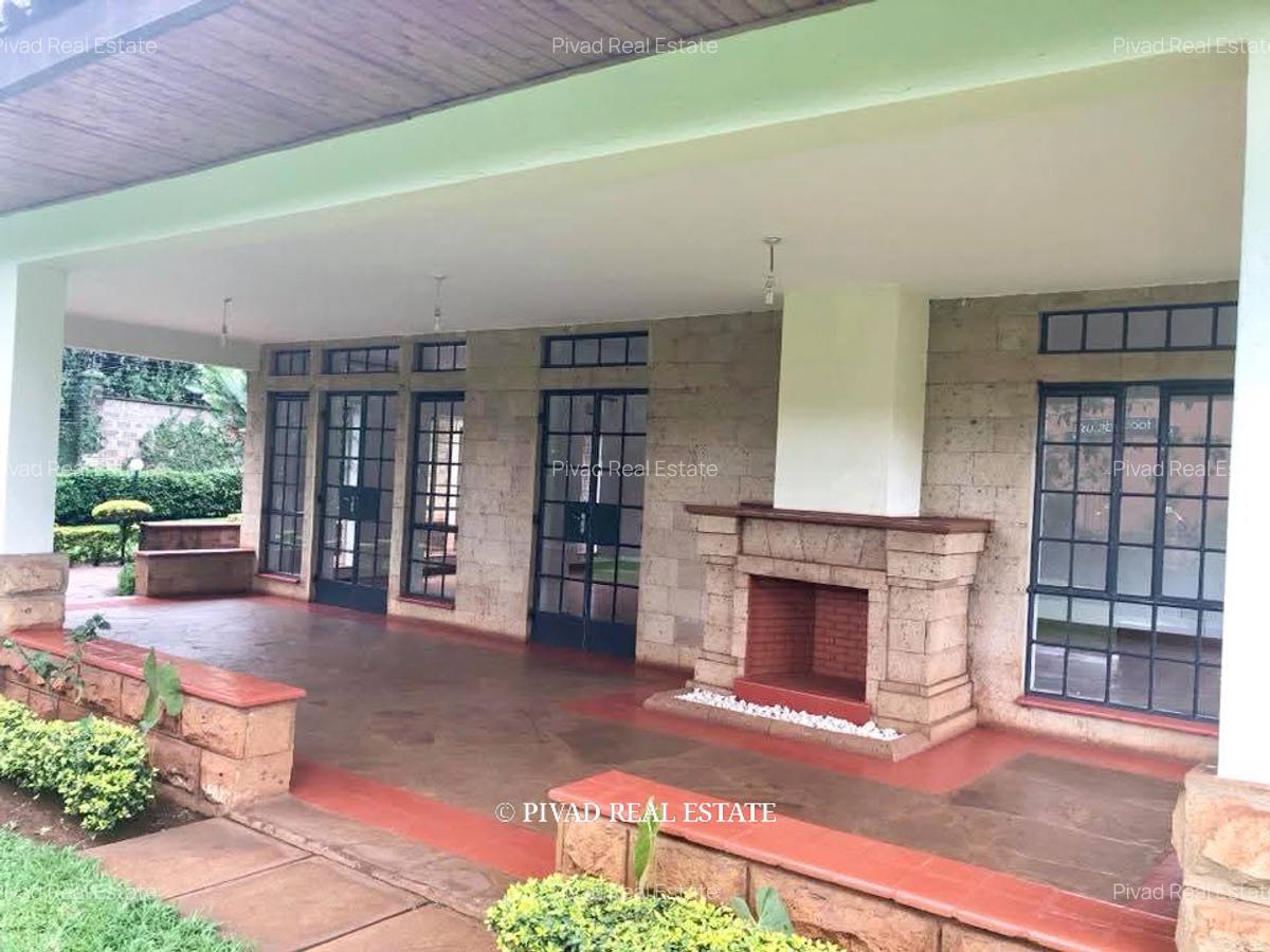 5 Bed House with Swimming Pool in Rosslyn - 10