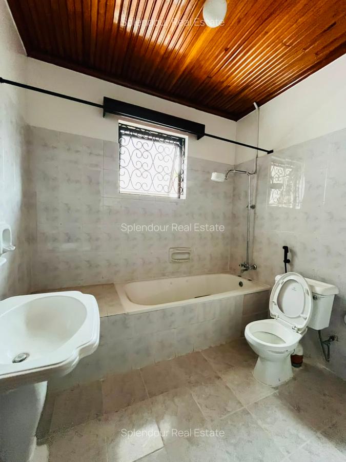 5 Bed Townhouse with En Suite in Lavington - 6