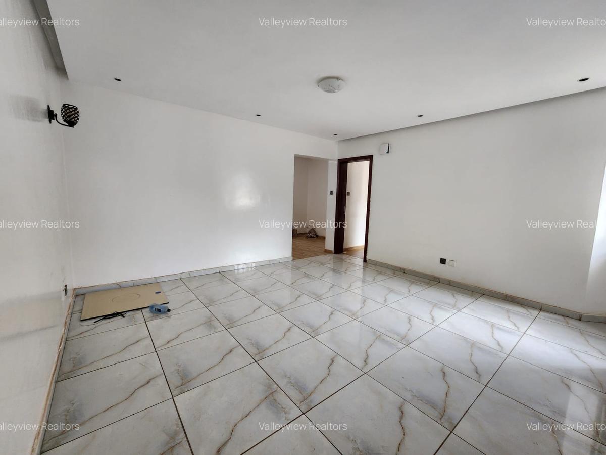 5 Bed Townhouse with En Suite at Lavington - 20