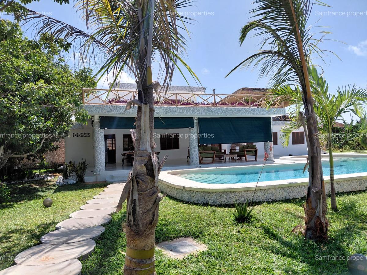 4 Bed Villa with En Suite at Paparemo - 1