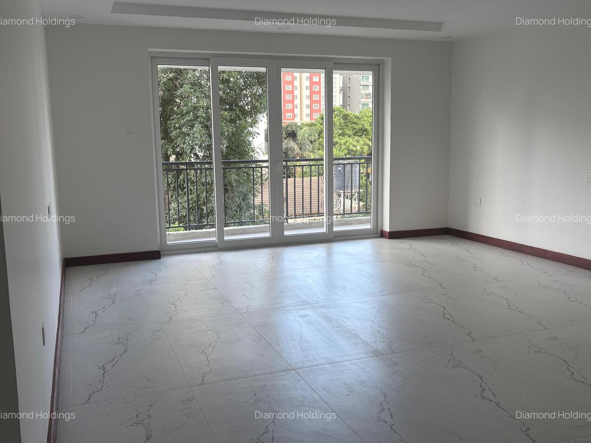 3 Bed Apartment with En Suite at Parklands - 10