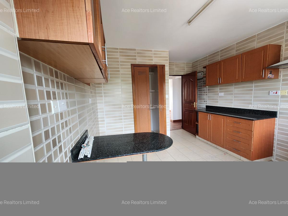 3 Bed Apartment with En Suite at Hatheru Road - 4