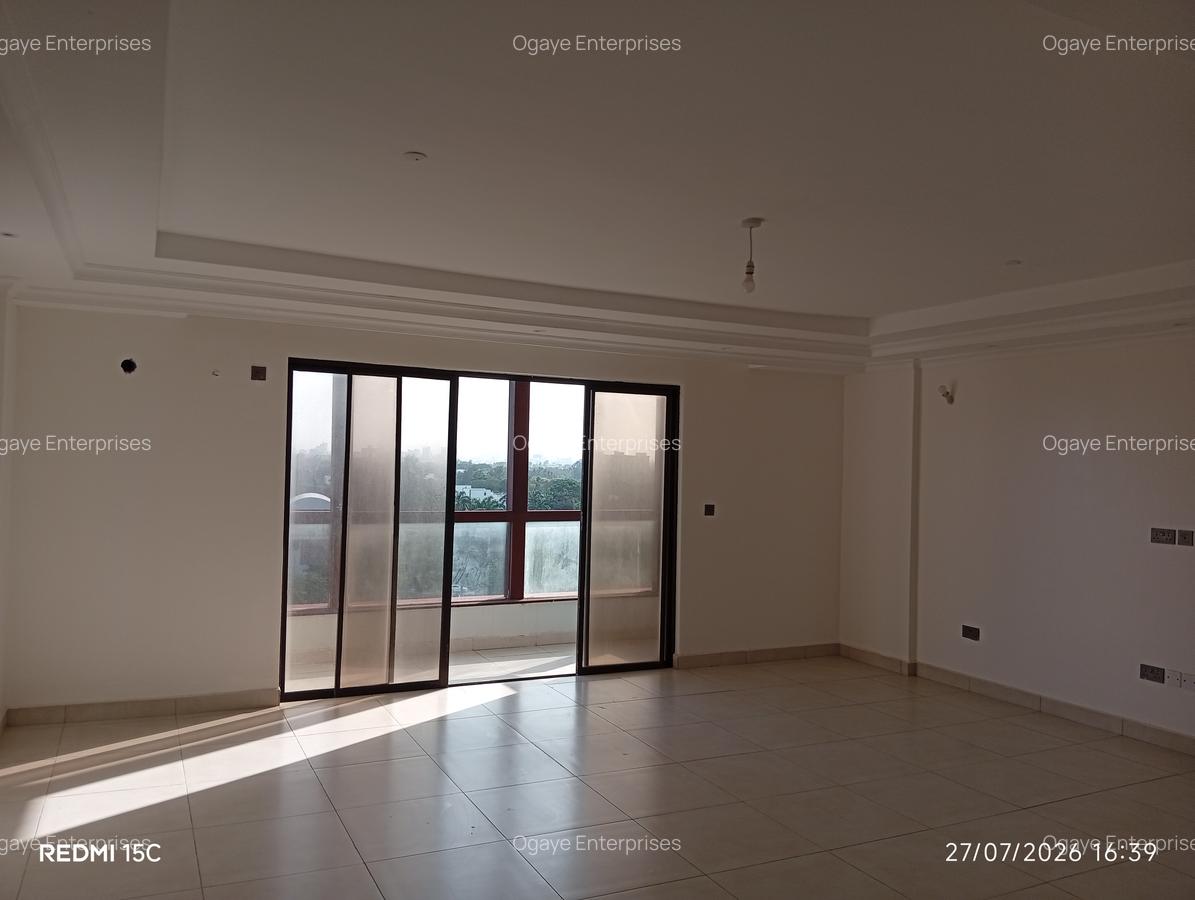 3 Bed Apartment with En Suite at Green Wood Drive - 2