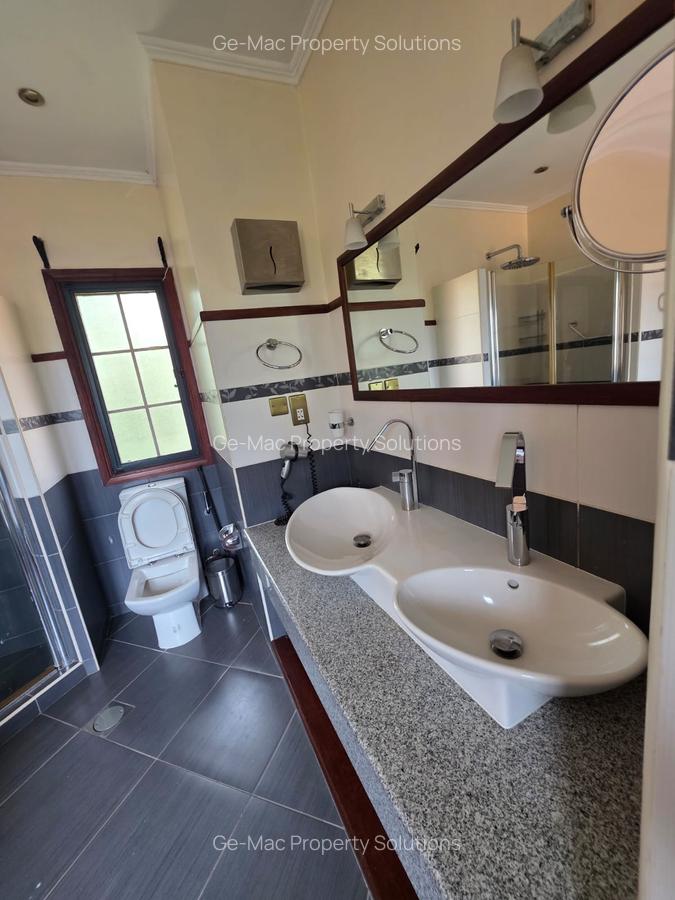4 Bed House with En Suite in Ridgeways - 9