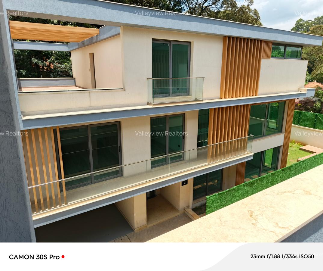 5 Bed Townhouse with En Suite at Lavington - 1