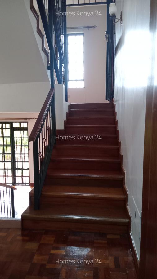 4 Bed Townhouse in Redhill - 16