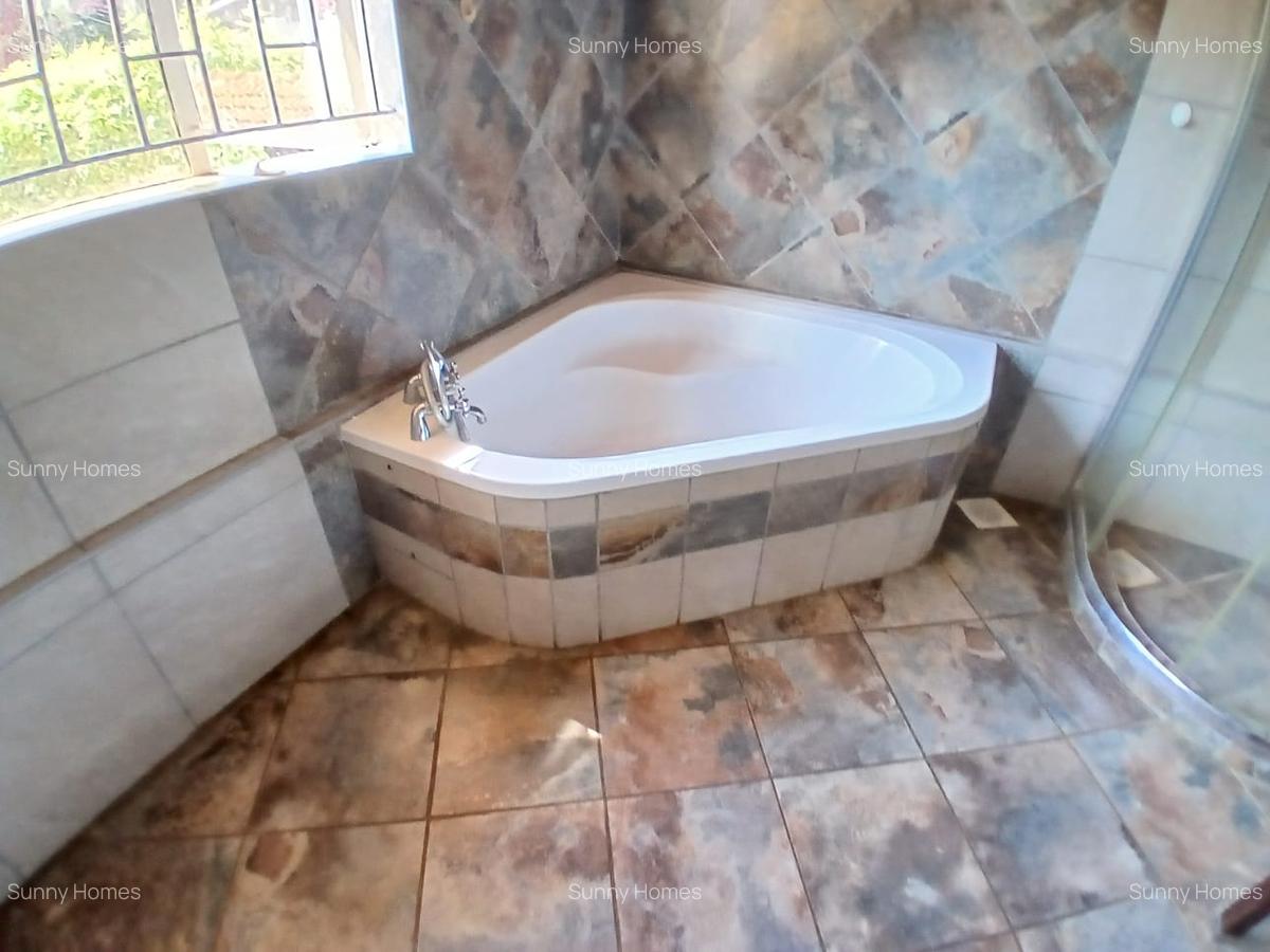4 Bed Villa with En Suite at Rossylin Lone Tree - 18