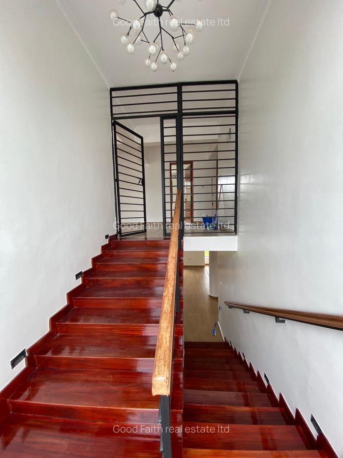 5 Bed House with En Suite in Ridgeways - 12