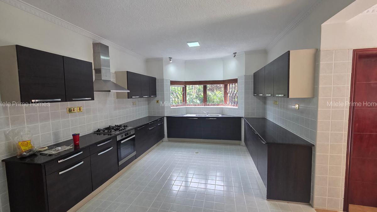 5 Bed Villa with En Suite at Mimosa Road - 3
