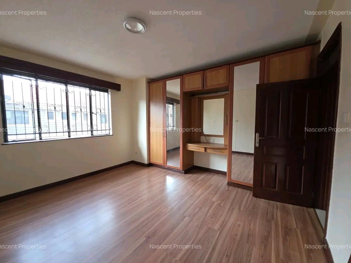 4 Bed House with En Suite at Grevillea - 6