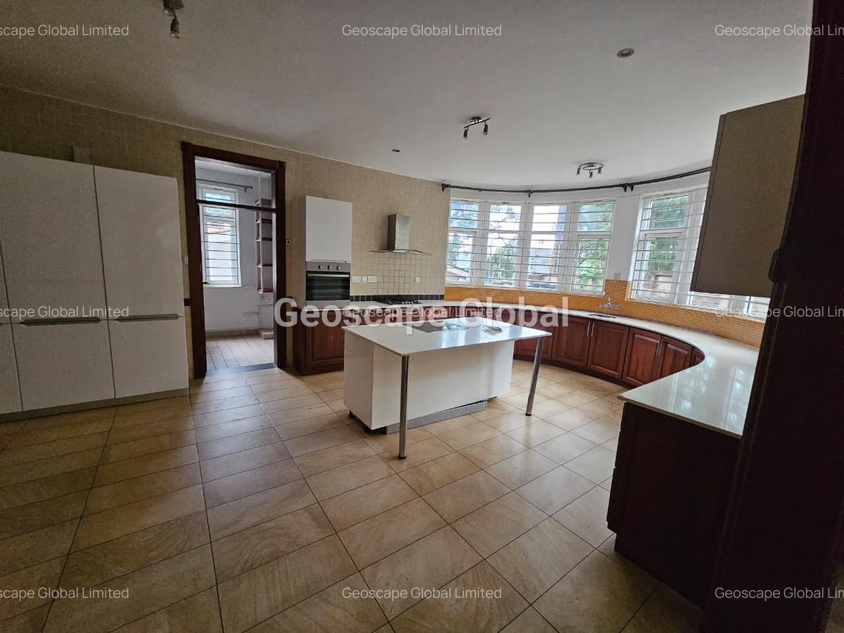 5 Bed House with En Suite in Rosslyn - 14
