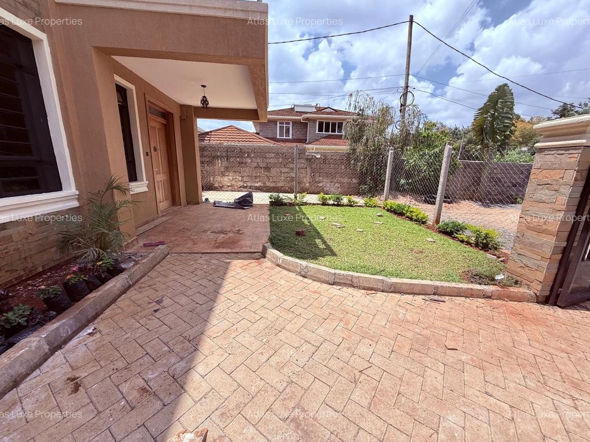 5 Bed Townhouse with En Suite in Ridgeways - 2
