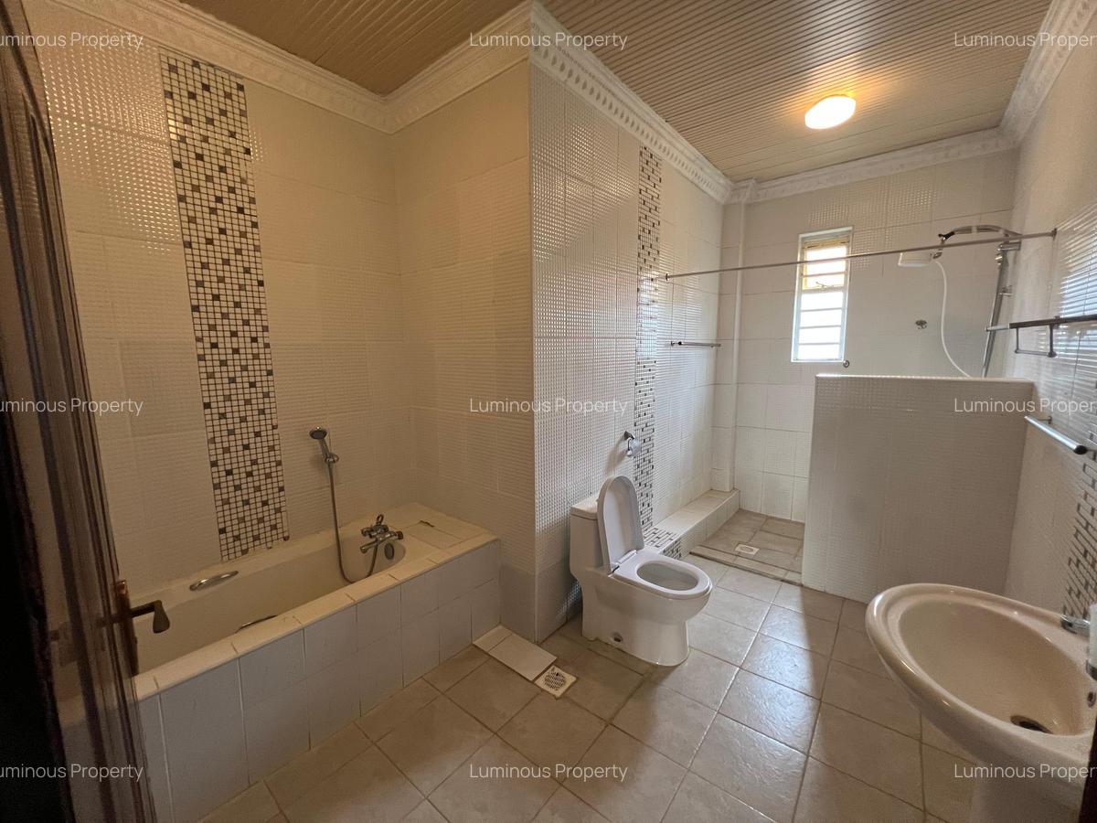 5 Bed House with En Suite at Membley - 12