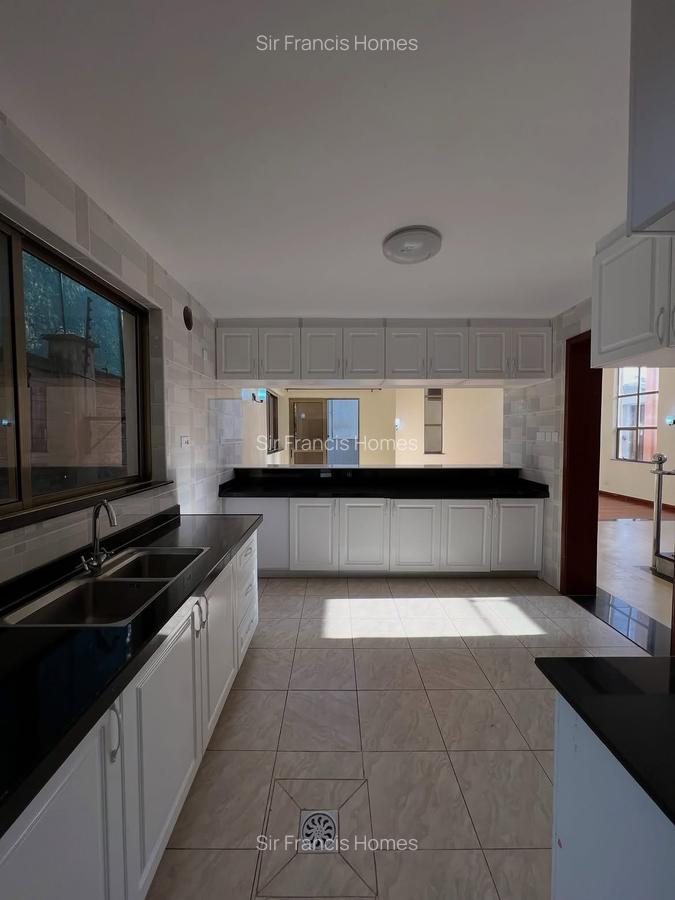 5 Bed Townhouse with En Suite at Lavington - 10