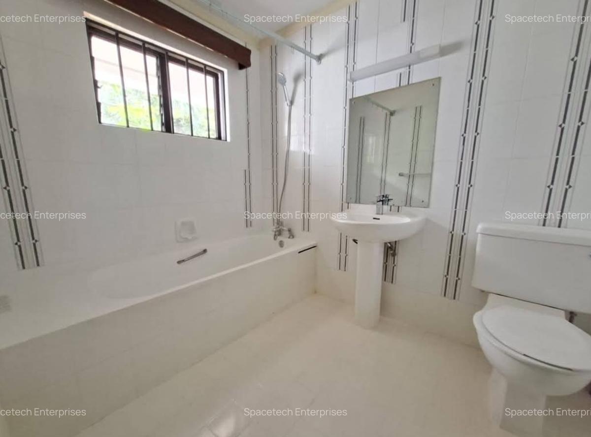 5 Bed House with En Suite in Runda - 10